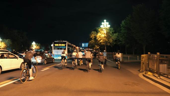 长安街夜晚骑行跟拍自行车堵车