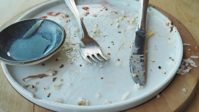 在餐桌上吃完东西后把盘子倒空