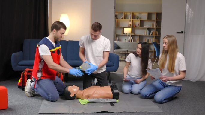 受害者的急救措施。小组基本急救训练，人体模型人工肺通气，间接心脏按摩