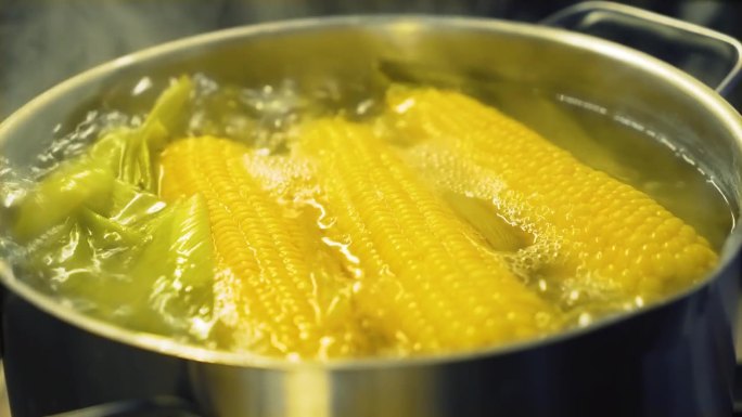 在厨房用沸水煮墨西哥玉米