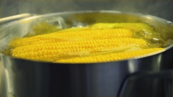 用沸水煮甜玉米黄玉米