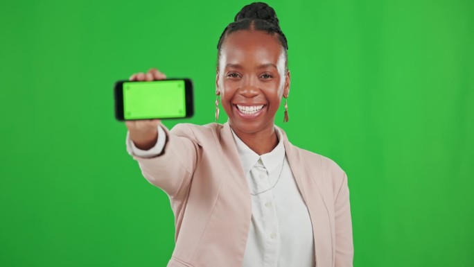 绿色的屏幕，快乐和黑色的女人带着电话微笑的广告，品牌和模型空间。手机应用、网站和社交媒体上的产品植入