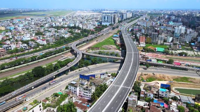 达卡高架公路。孟加拉国的道路和立交桥。达卡城市景观，高速公路上交通适中