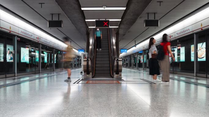 通勤者在香港市中心地铁站站台行走