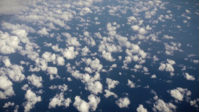 从宇宙飞船或飞机窗口鸟瞰地球。从绕地球运行的宇宙飞船上俯瞰地球上的云和海洋，呈现电影般的慢动作。