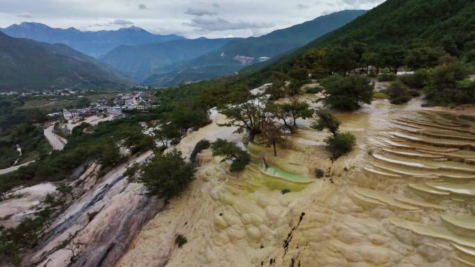 4k航拍东巴圣地白水台