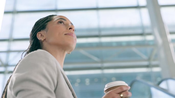 旅行，思考和商务的女人与咖啡，梦想和使命心态的国际机场与机会。有远见，有动力，有职业目标的公司员工或