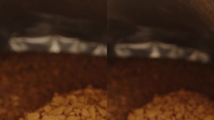 在速溶咖啡的包装里，相机从咖啡袋里出来，我拿起了装着颗粒的勺子。垂直视频。