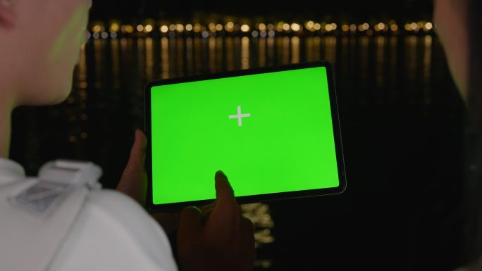 4K晚上河边绿幕素材绿幕 商务手机绿幕