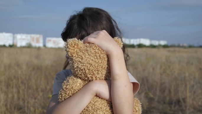 无家可归的孩子拥抱泰迪。