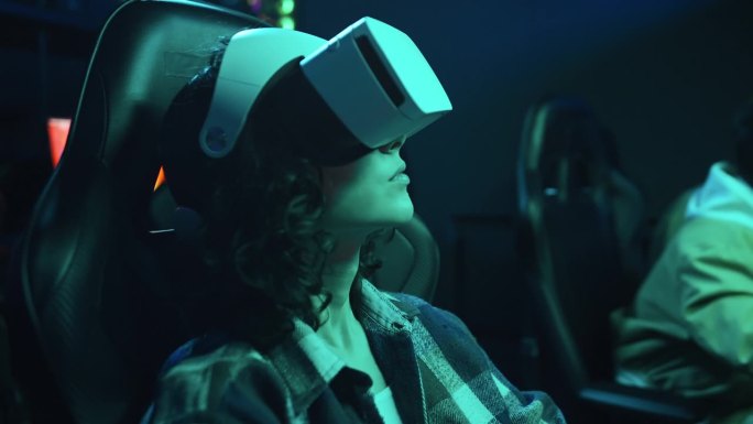 女孩在赛博俱乐部戴上VR头盔体验增强现实