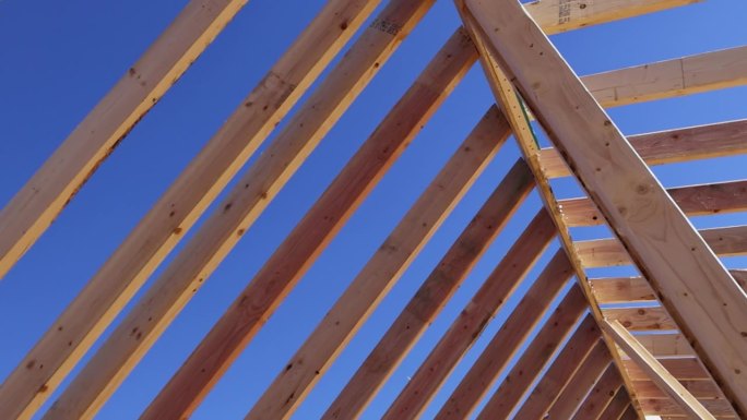 框架结构施工采用内梁、木板拼装在屋面支撑桁架上
