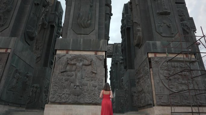 在格鲁吉亚首都第比利斯，身着红裙的年轻女子参观《格鲁吉亚纪事报》。