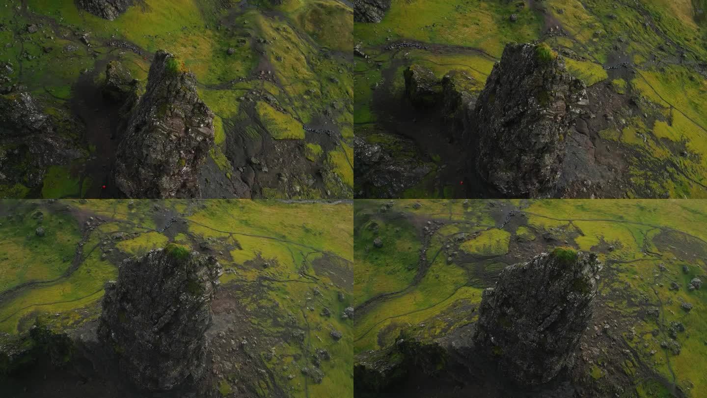 高高的矛形悬崖被绿色的田野包围着