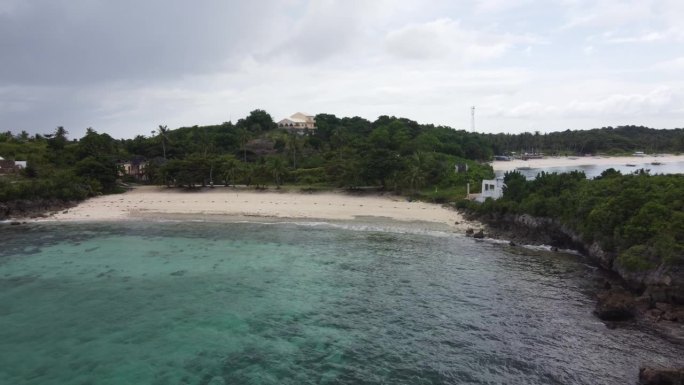 Bantigue湾海滩度假胜地在马拉帕斯卡岛空和废弃的私人豪宅背景。空中