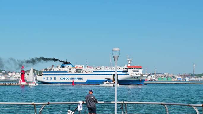 实拍4K大连港口中远海运轮船出发开船行驶