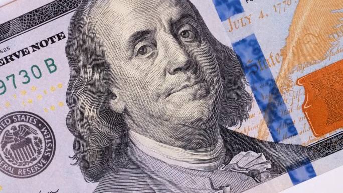 美钞面值为100元，轮流发行。本杰明·富兰克林总统发行的百元美钞