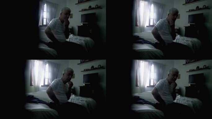 一位深思熟虑的老人坐在阴暗房间的床边，手托下巴，在忧郁孤独的场景中思考人生