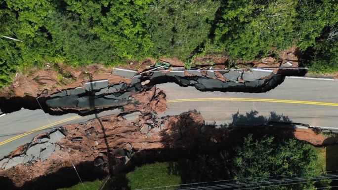 被冲垮的道路