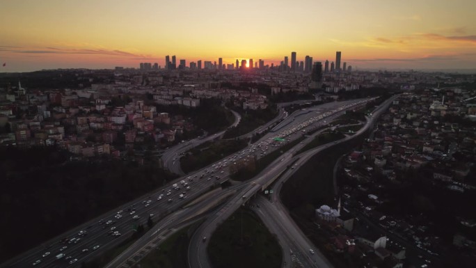 黄昏时分城市天际线和交通的鸟瞰图