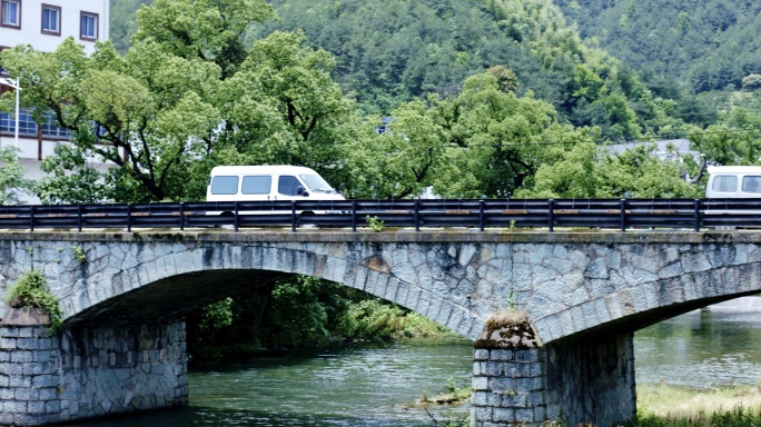 汽车行驶4k山区道路 越野车 公路交通