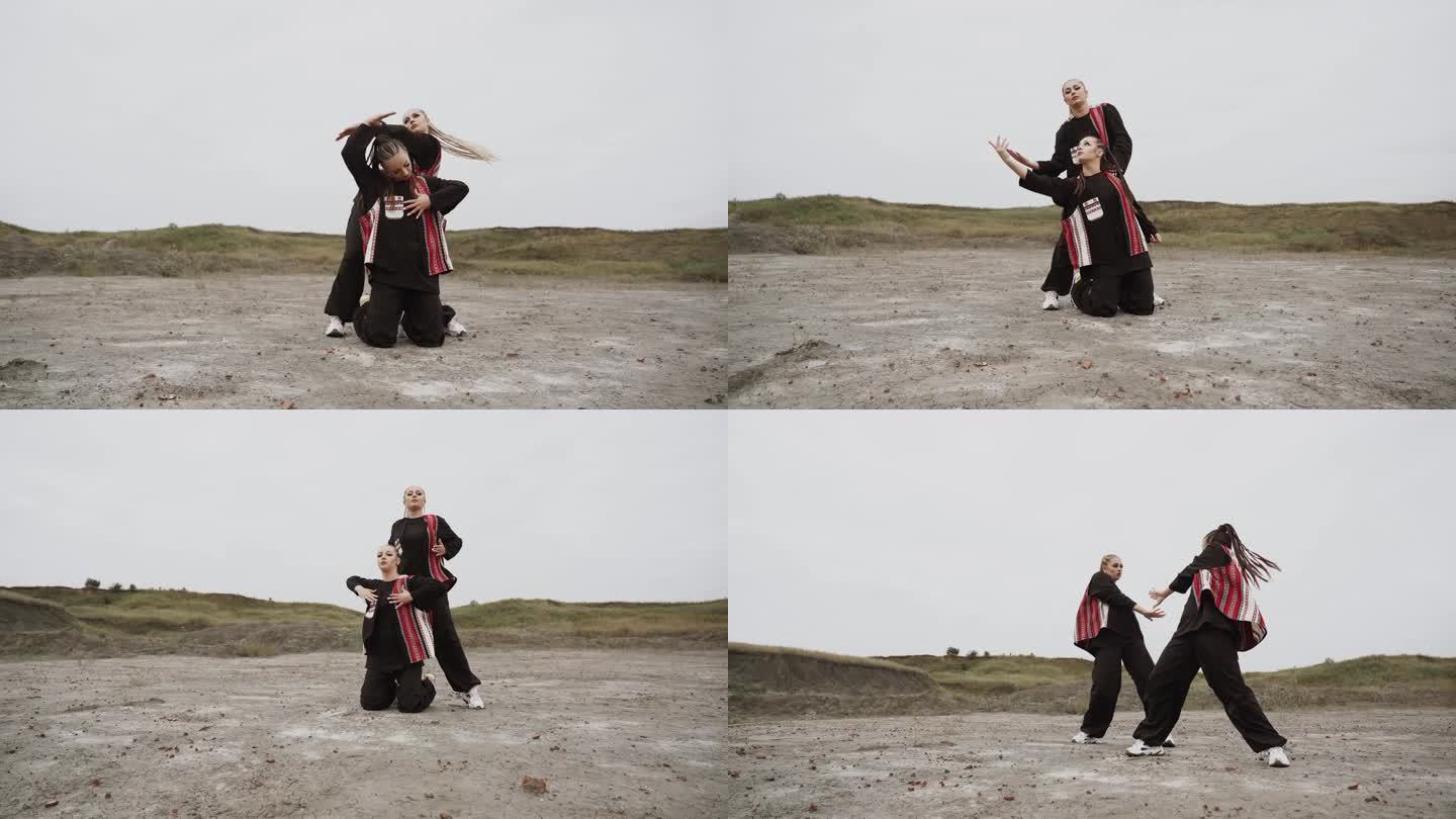 两个女人在沙漠中巧妙地跳着现代舞