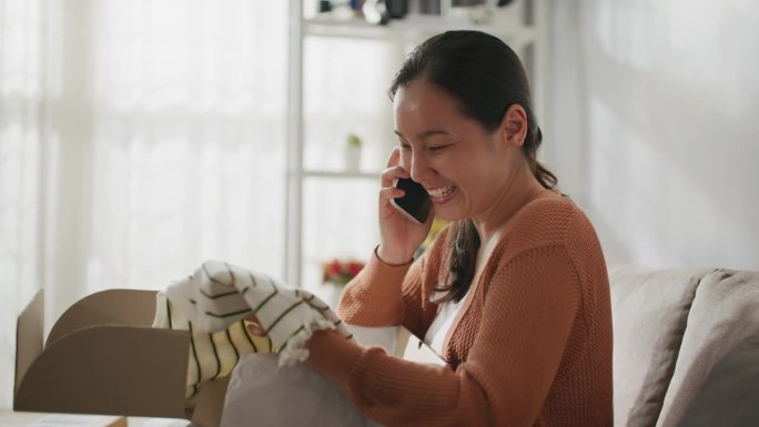 快乐女人在家里收到了一个好产品