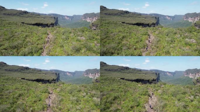 无人机进入巴西巴伊亚州查帕达迪亚曼蒂纳的帕蒂河谷的cachoeir<e:1>观景台。山谷与塞拉多和卡