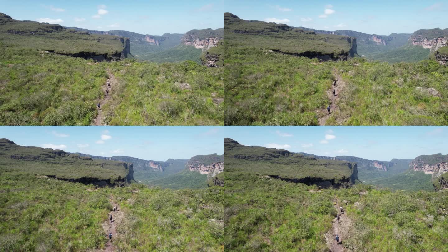 无人机进入巴西巴伊亚州查帕达迪亚曼蒂纳的帕蒂河谷的cachoeir<e:1>观景台。山谷与塞拉多和卡