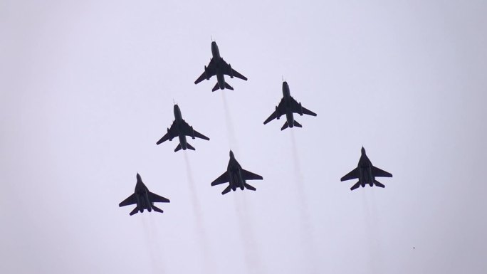六架战斗机在蓝天上编队飞行，慢动作120fps