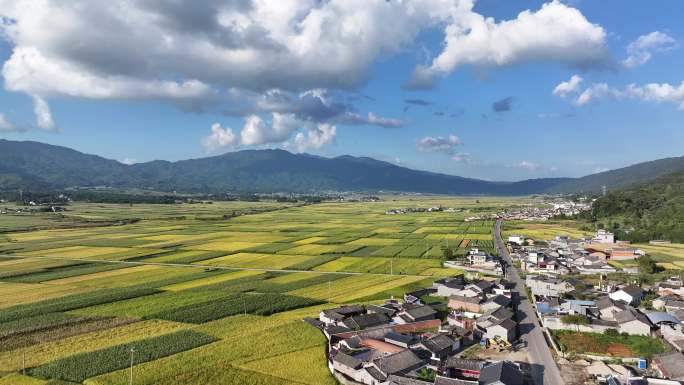 蓝天白云的阿昌族传统村落和田野