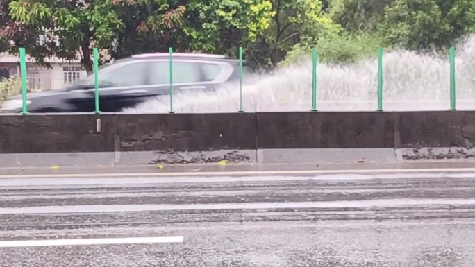 暴雨倾盆公路上汽车大货车冒雨行驶水花飞溅