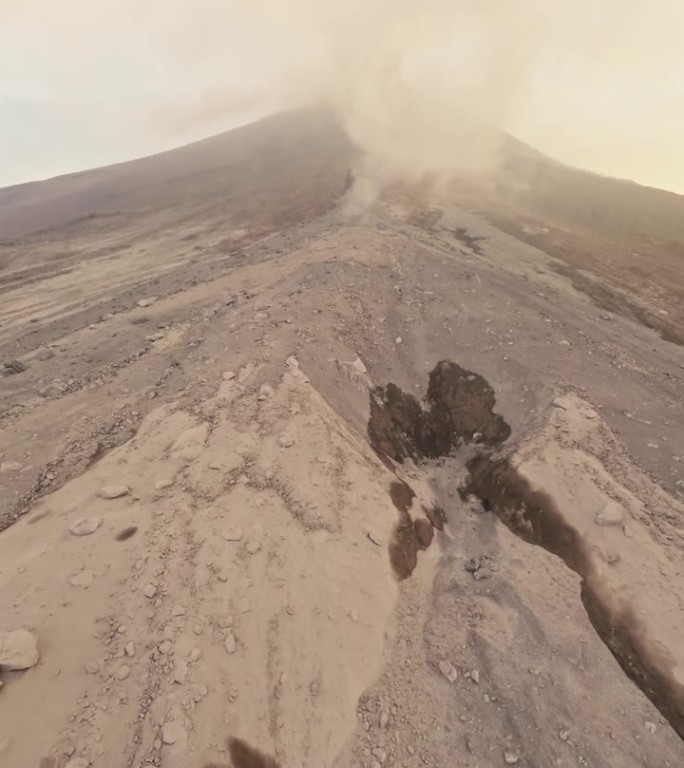 垂直视频。极端接近火山喷发高峰，烟落石