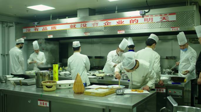星级酒店饭店阳光厨房后厨厨师炒菜制作美食