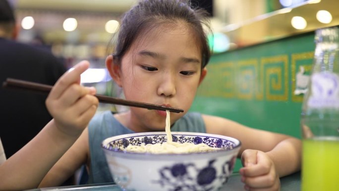 小女孩在吃拉面添加剂食品安全饮食健康