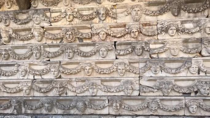 古代的面具浮雕。阿佛罗迪亚斯古城。