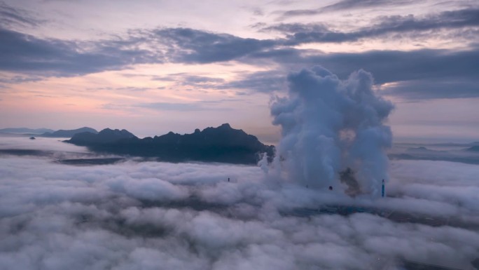 泰国南邦Mae Moh褐煤电厂美丽的晨景，背景是雾，工业白色蒸汽从冷却和塔管，概念工业环境