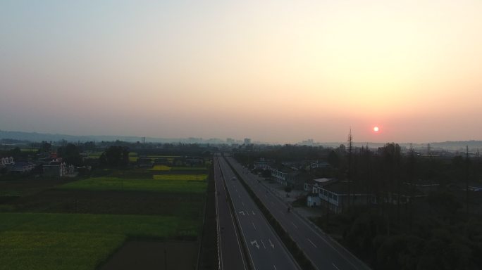 中国乡村高速公路日出美景