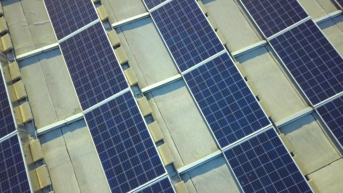 工业建筑屋顶安装光伏太阳能板，产生绿色生态电力。生产可持续能源的理念
