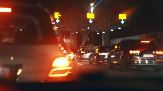 在克罗地亚繁忙的夜间高峰时间，排成长队的汽车排队等待支付高速公路通行费