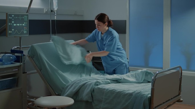 护士在病房里准备床铺和毯子