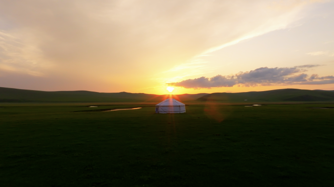 夕阳下的蒙古包曲水