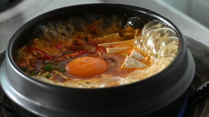韩式石碗辣面，泡菜、豆腐、鸡蛋、蘑菇