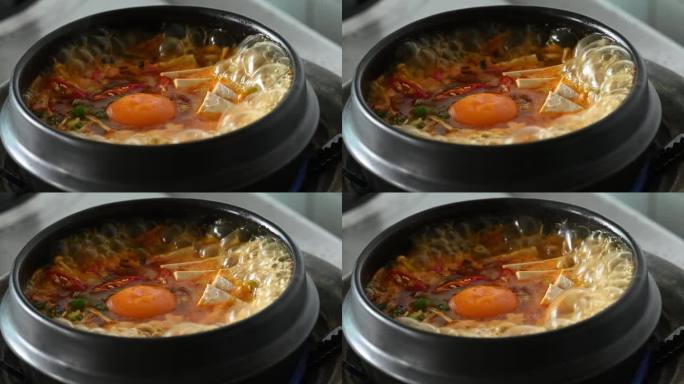 韩式石碗辣面，泡菜、豆腐、鸡蛋、蘑菇