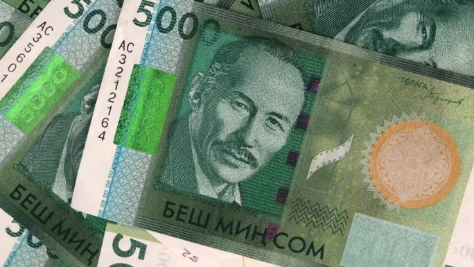 5000吉尔吉斯索姆钞票放在桌上，特写。发放工资。5000英镑，吉尔吉斯共和国