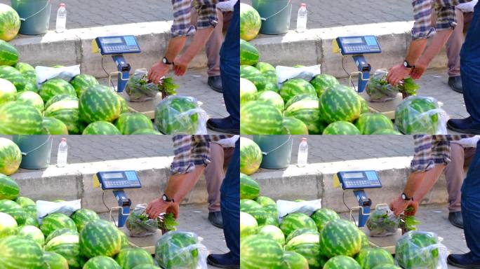 一个男人在市场上买蔬菜