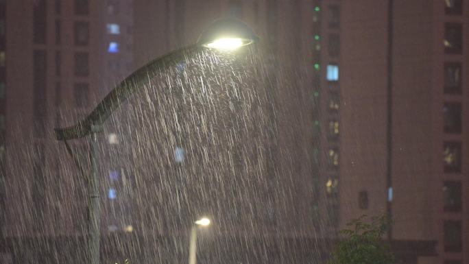 雨夜中的路灯