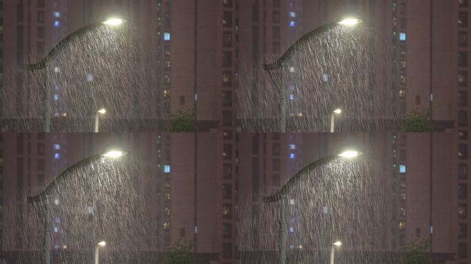 雨夜中的路灯