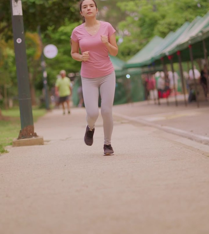 下午晚些时候，西班牙妇女在公共场所慢跑和健身的慢动作