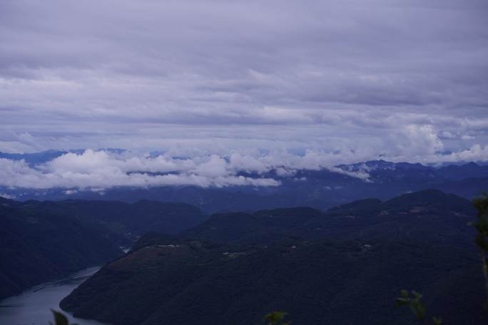 雨后山顶俯瞰云海漂浮